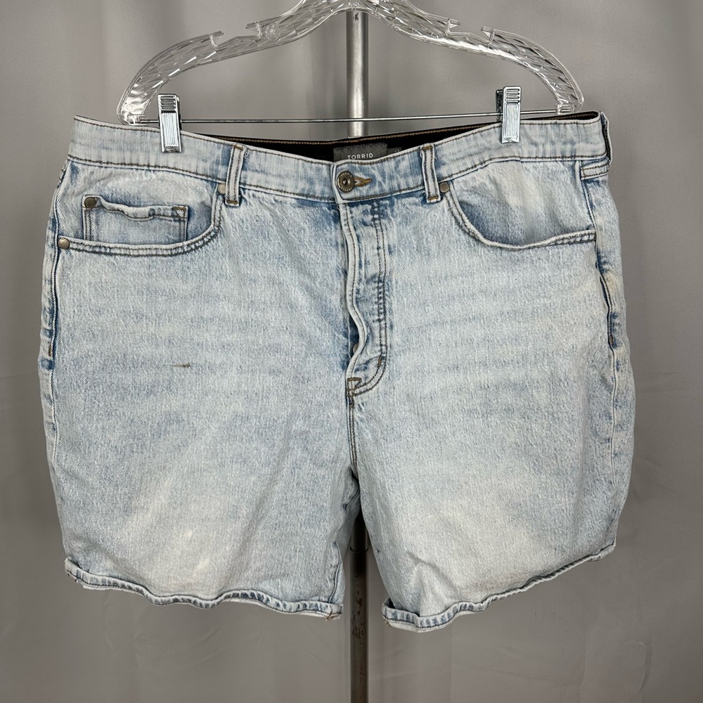 Torrid Feel the Fit Hidden Button-Fly Light Blue Denim Shorts Plus Sz 18 **